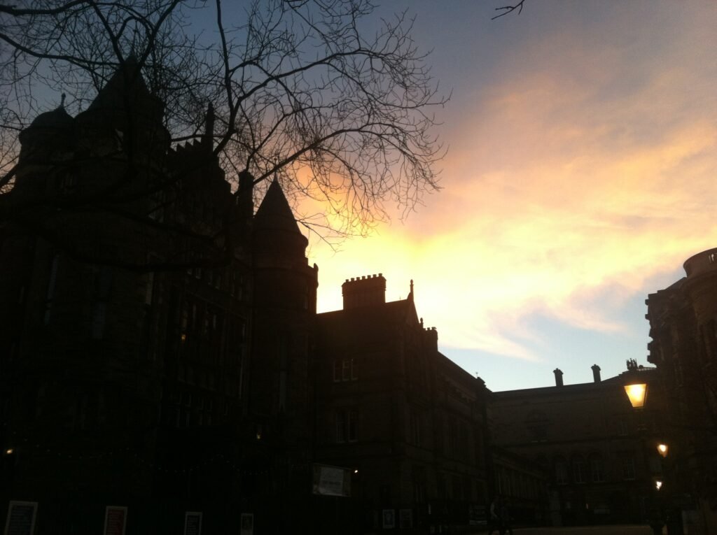 Vista de Edimburgo al atardecer, arquitectura histórica